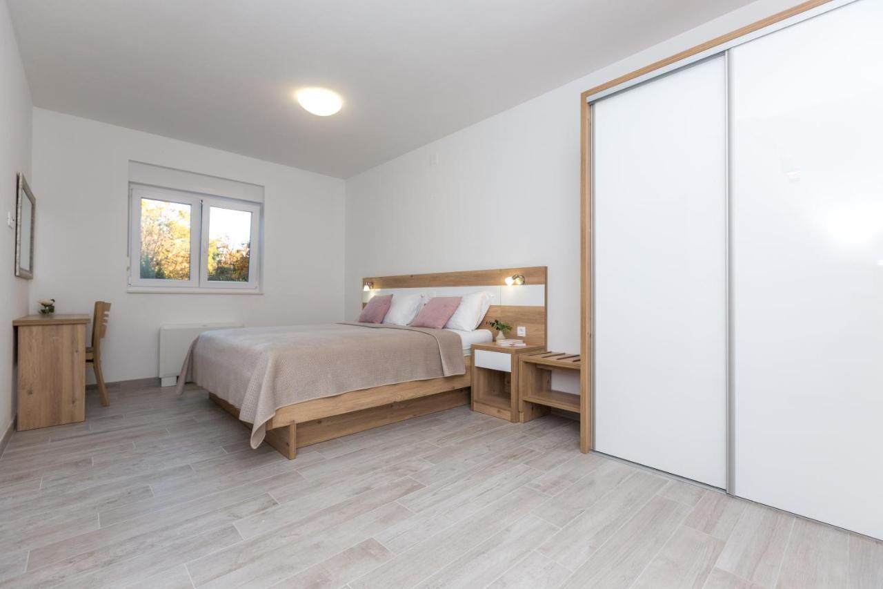 Apartmani Villa Paulo 斯塔利格拉德-帕克利尼卡 外观 照片